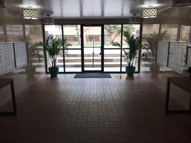 1025 W Hollywood Avenue - Photo 1