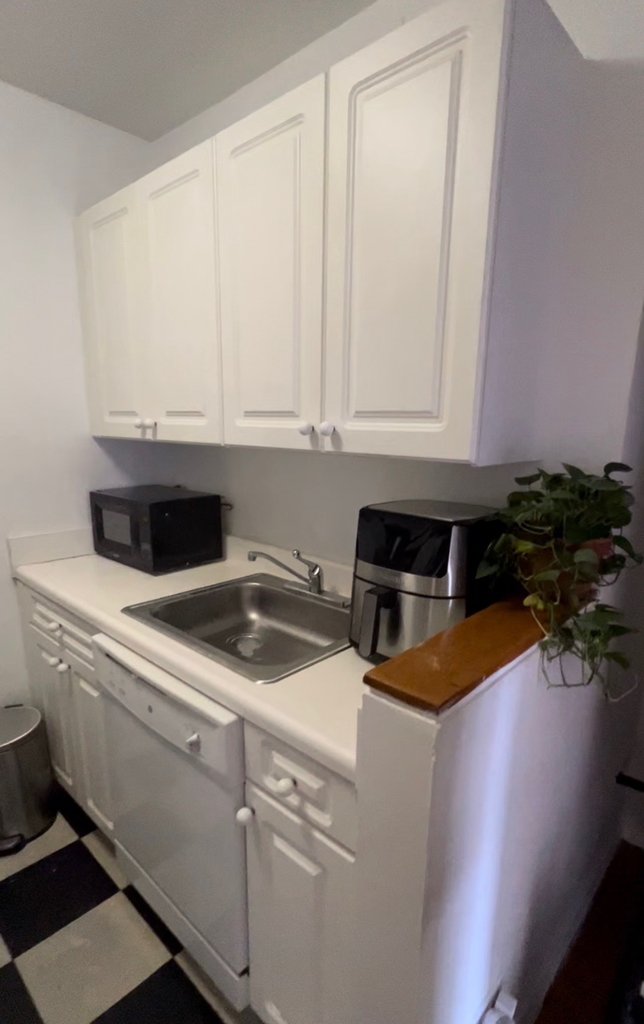 West 34th Street - Photo 3