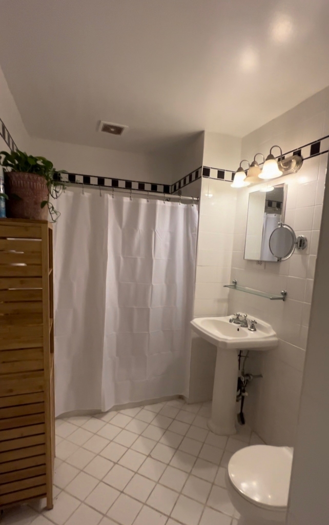 West 34th Street - Photo 1