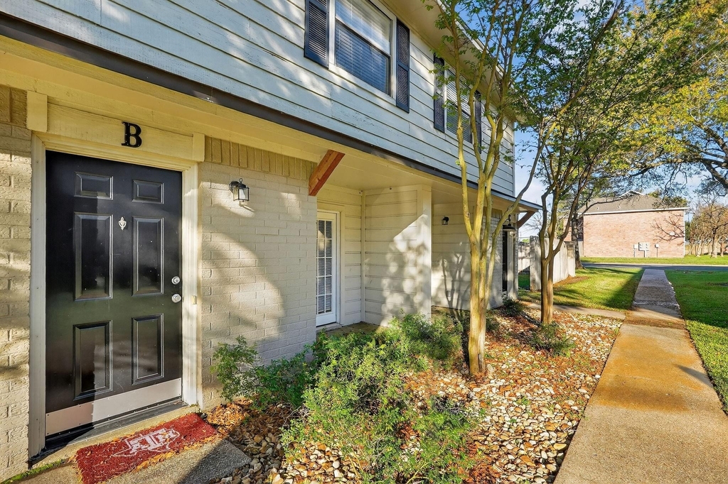 1400 Summit Street - Photo 1