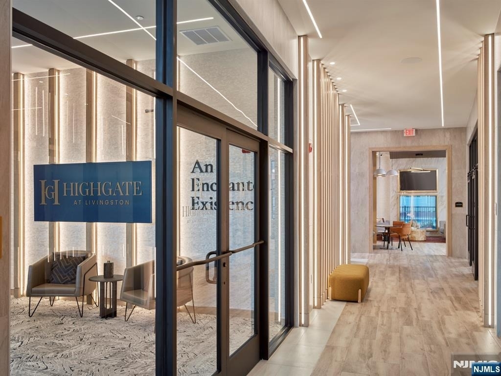 100 Eisenhower - Photo 2