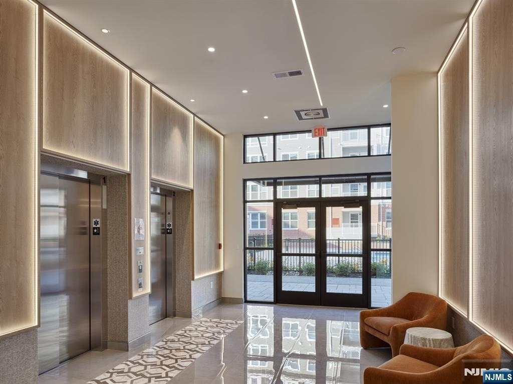 100 Eisenhower - Photo 1
