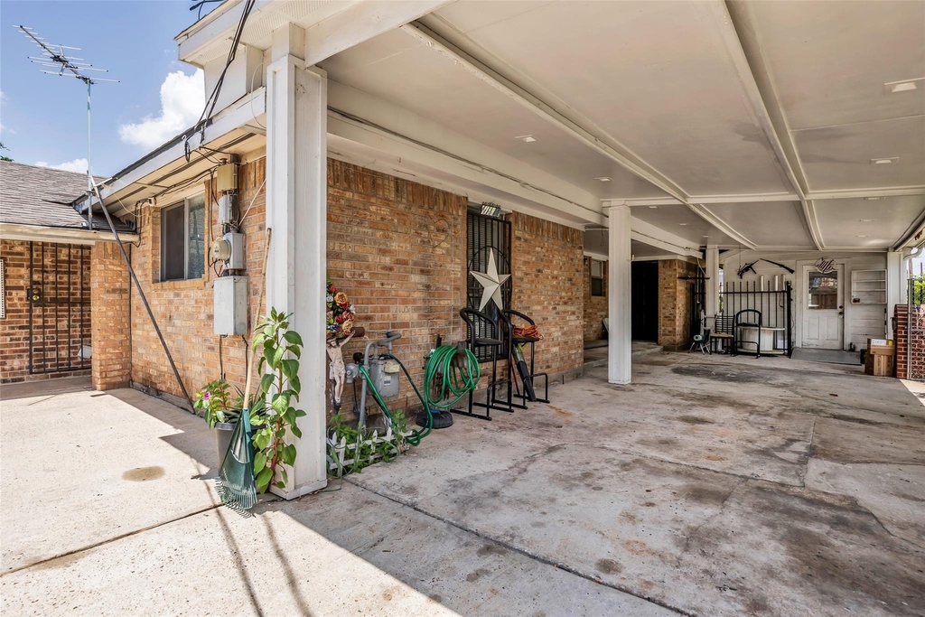 809 Brooks Street - Photo 1