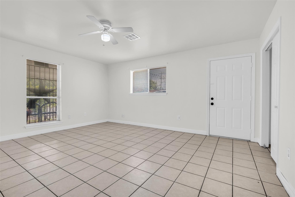 809 Brooks Street - Photo 7