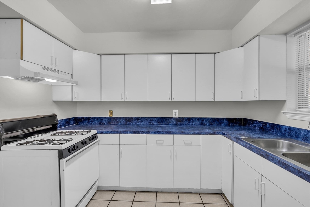 809 Brooks Street - Photo 11