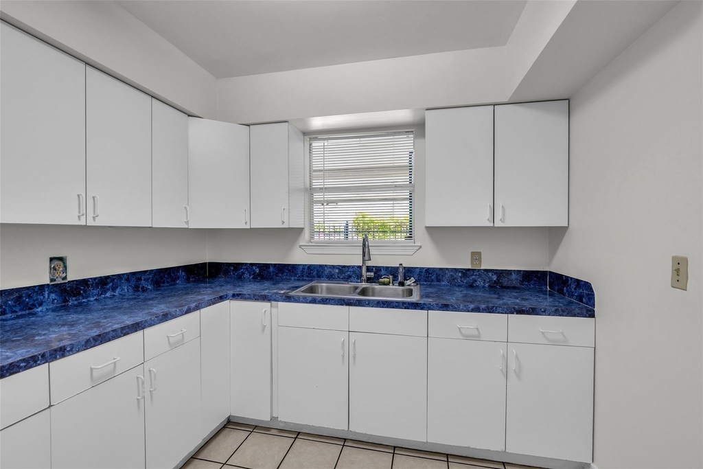 809 Brooks Street - Photo 12