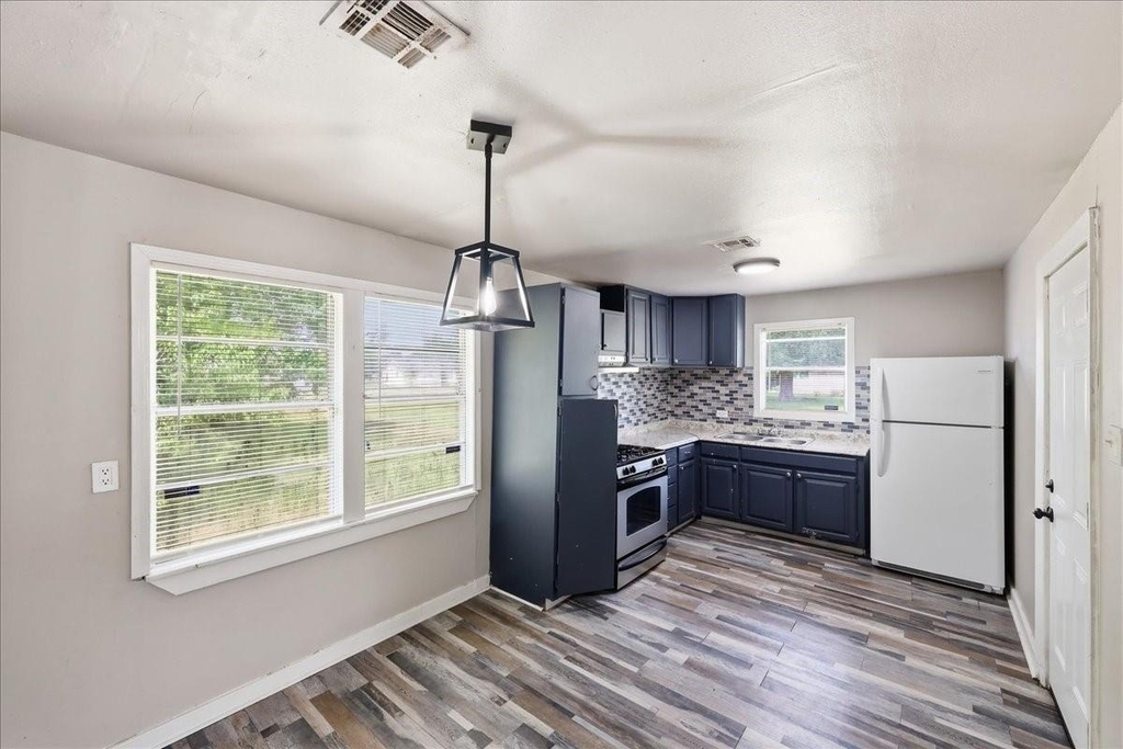 1920 May Street - Photo 2