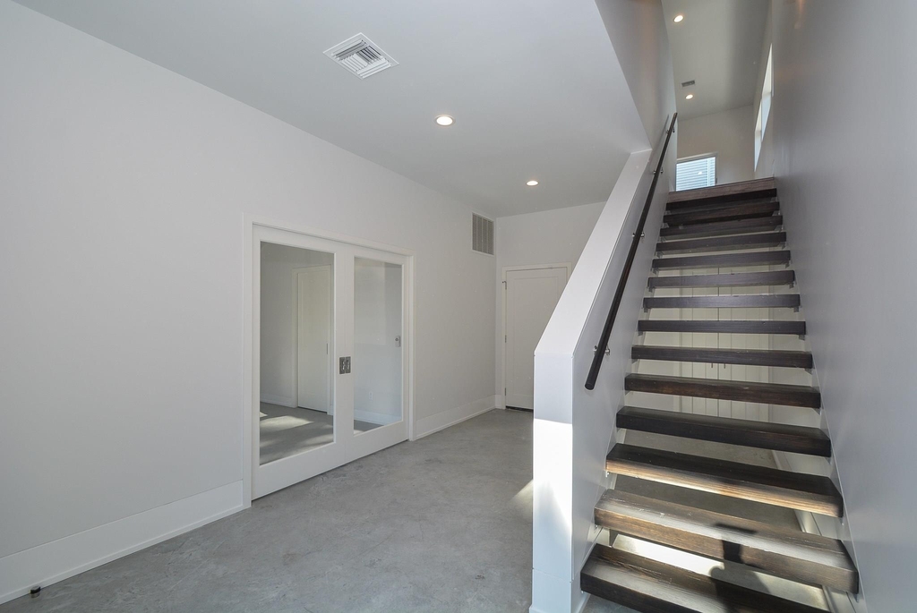 1907 Oakdale Street - Photo 6