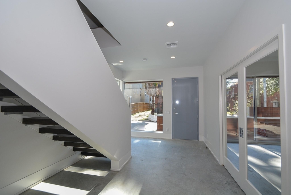 1907 Oakdale Street - Photo 3