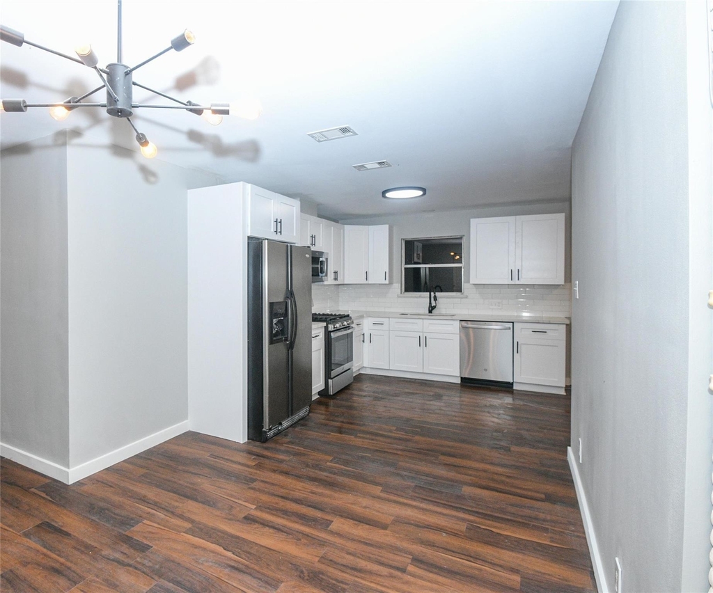 204 E 18th Street - Photo 9