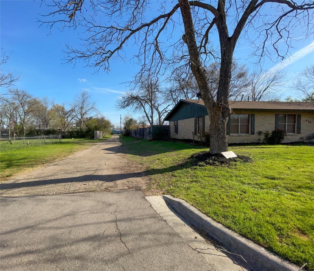 204 E 18th Street - Photo 18