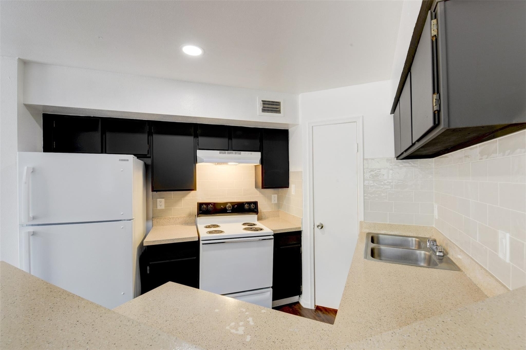 7200 W T C Jester Boulevard - Photo 17