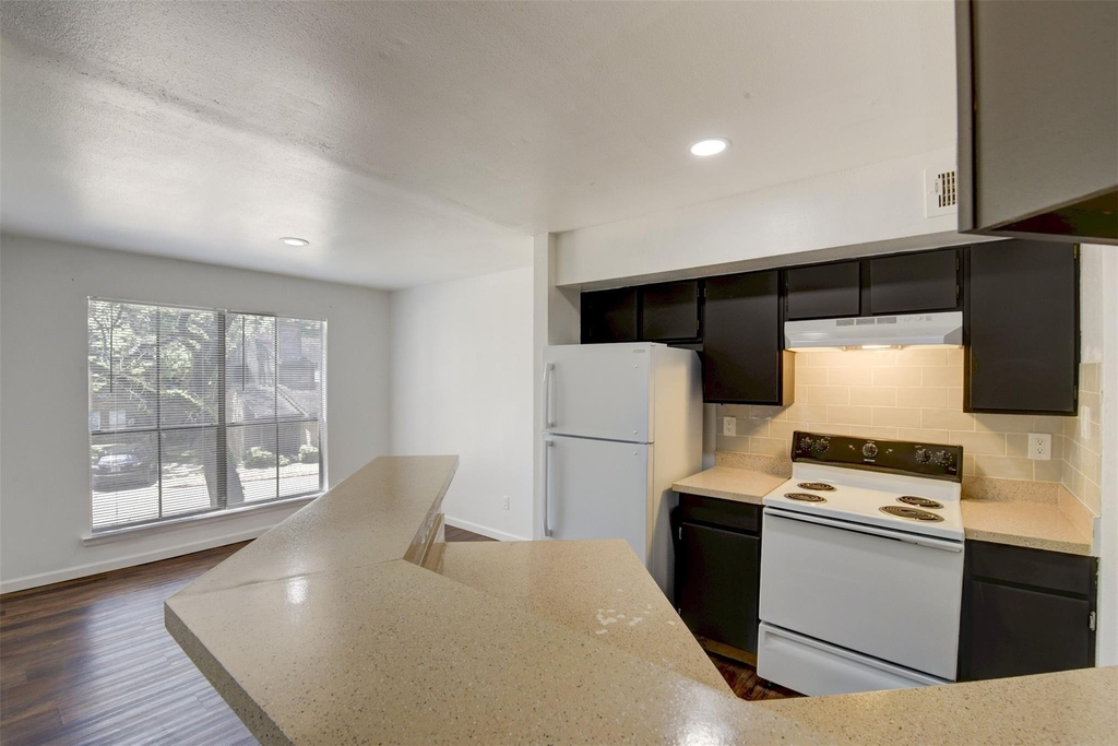 7200 W T C Jester Boulevard - Photo 18