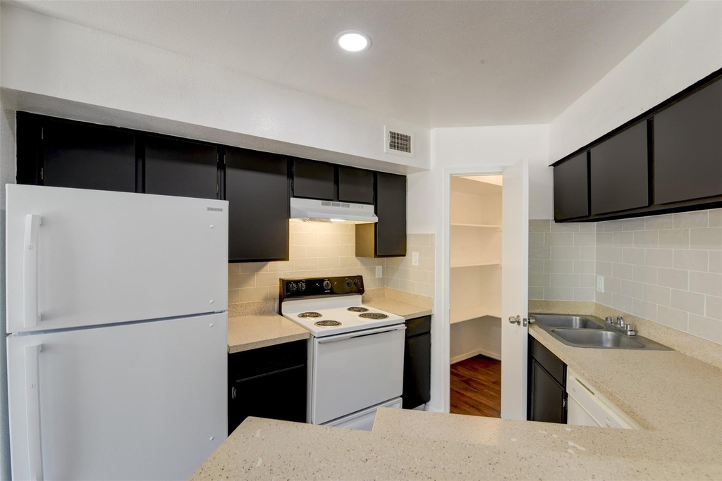 7200 W T C Jester Boulevard - Photo 19