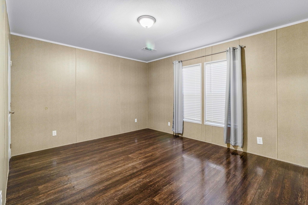 211 Woodstock - Photo 5