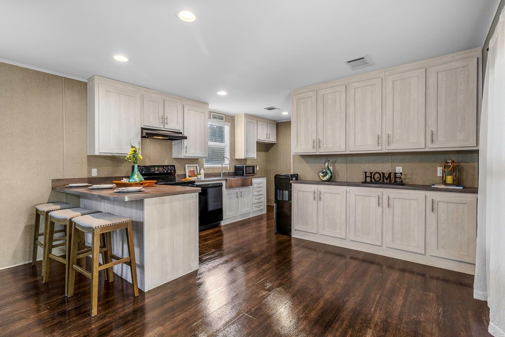 211 Woodstock - Photo 1