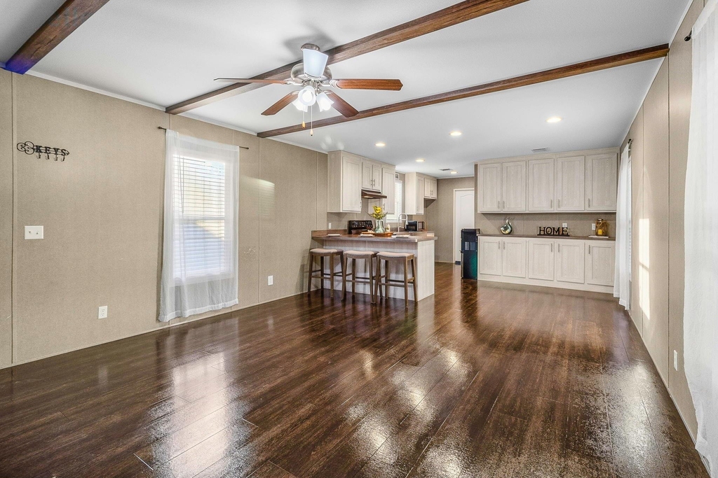 211 Woodstock - Photo 3