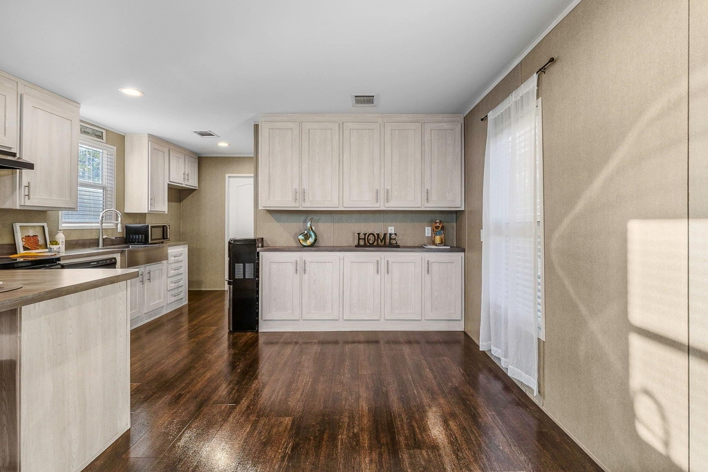 211 Woodstock - Photo 4