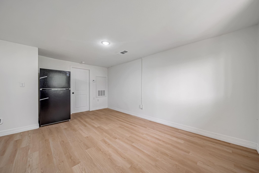411 Avenue A - Photo 12