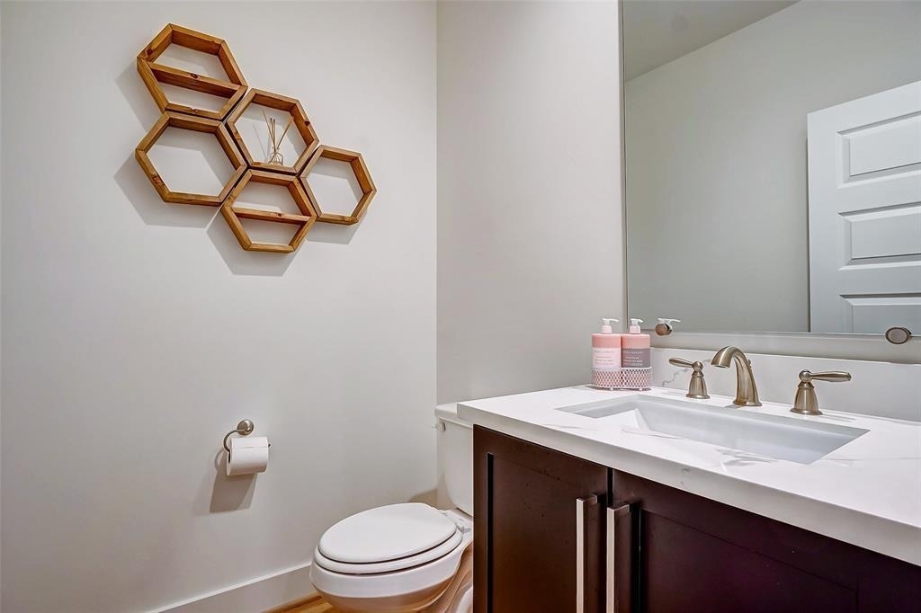 306 E 28th Street - Photo 2
