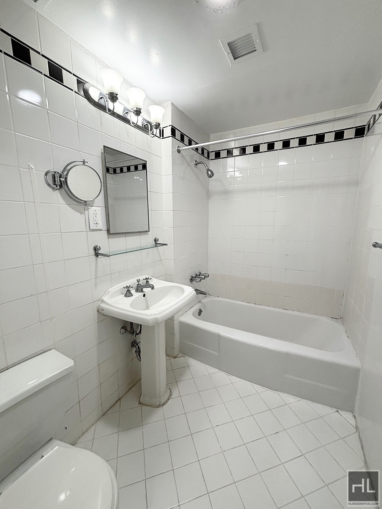 West 34th Street - Photo 1