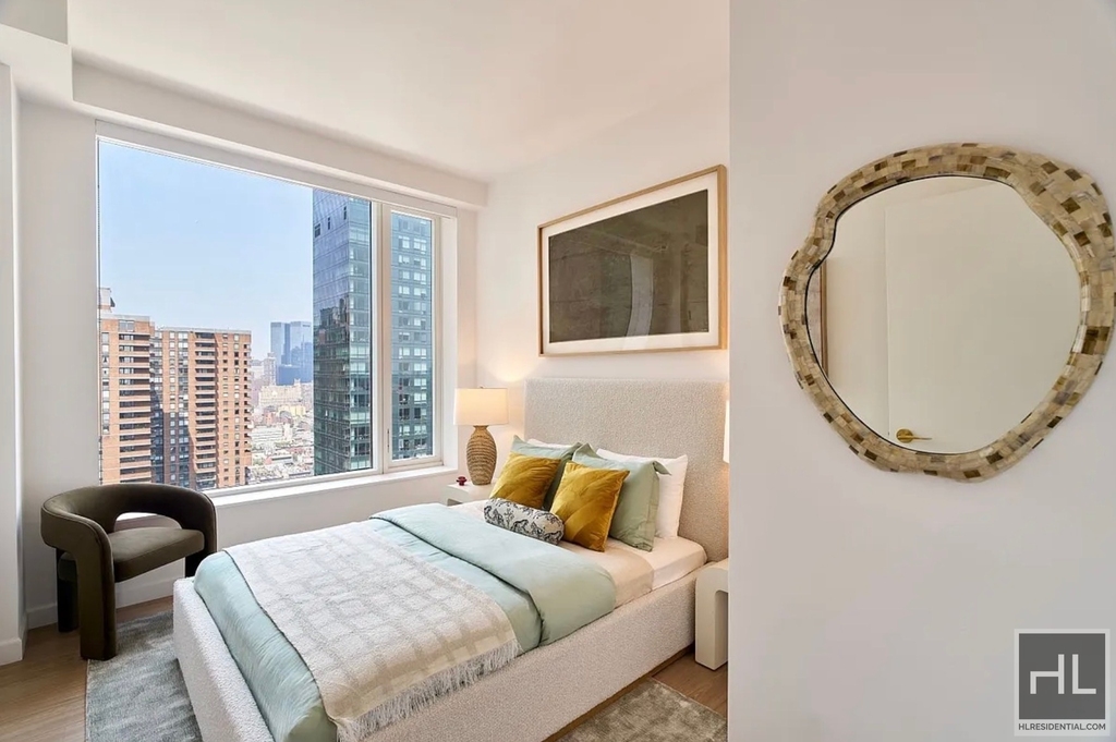 10th Avenue - Photo 4