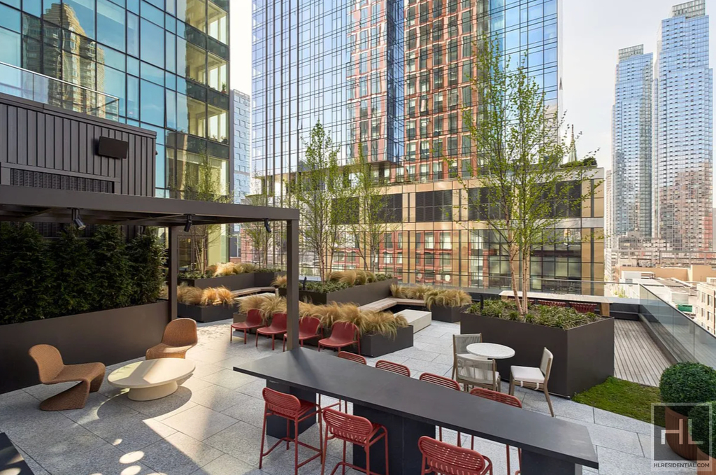 10th Avenue - Photo 8