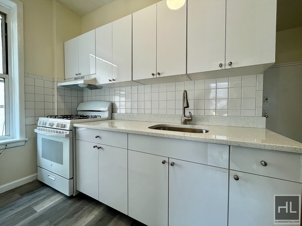 34 Avenue - Photo 0