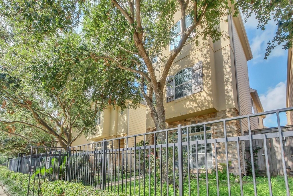 9006 Lakes At 610 Drive - Photo 2