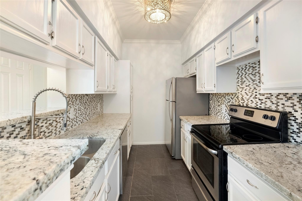 2213 Stanford Street - Photo 2