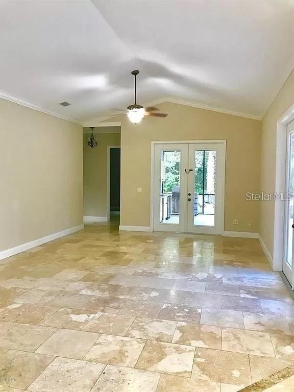 561 Se 42nd Street - Photo 2