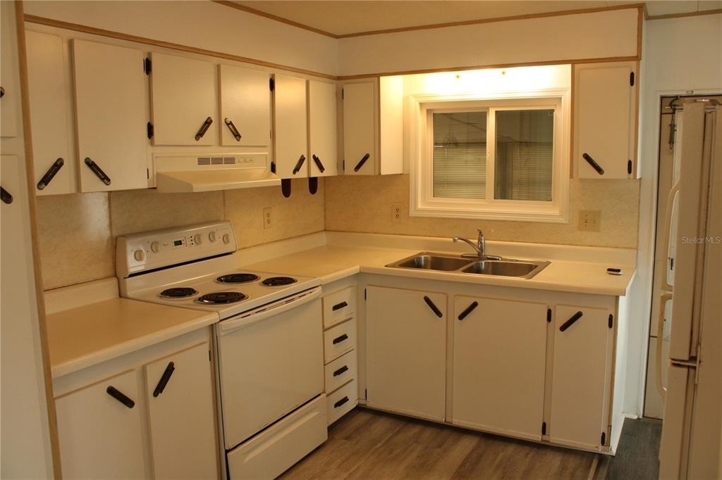 204 50th Avenue Drive W - Photo 2