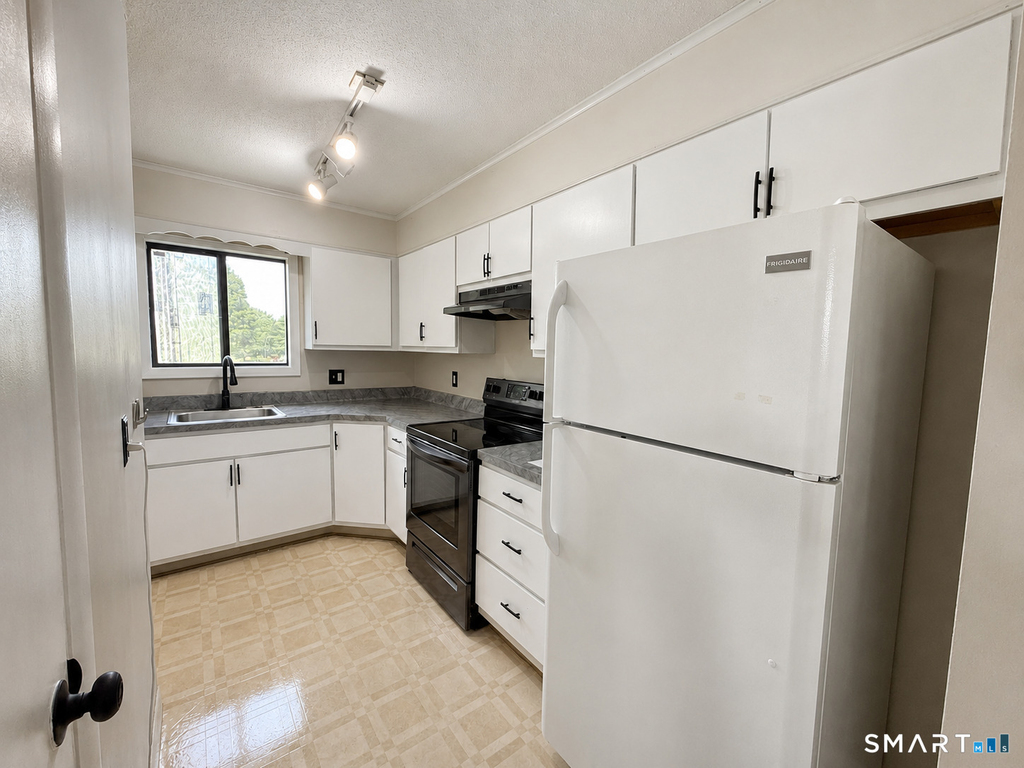 594 Center Street - Photo 4
