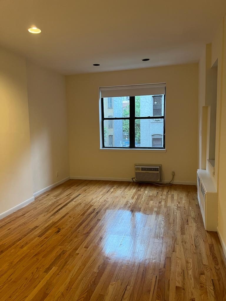 East 10th Street - Photo 1
