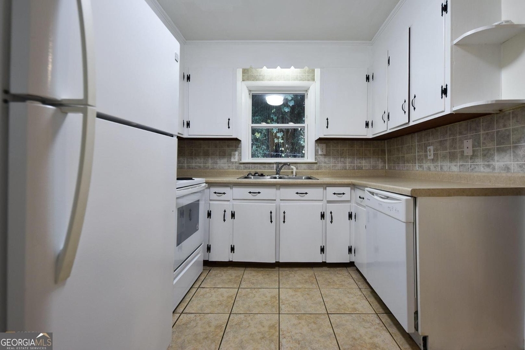 105 E Whitehead Terrace - Photo 2