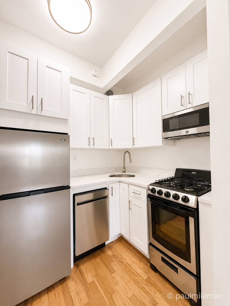 East 10th Street - Photo 2