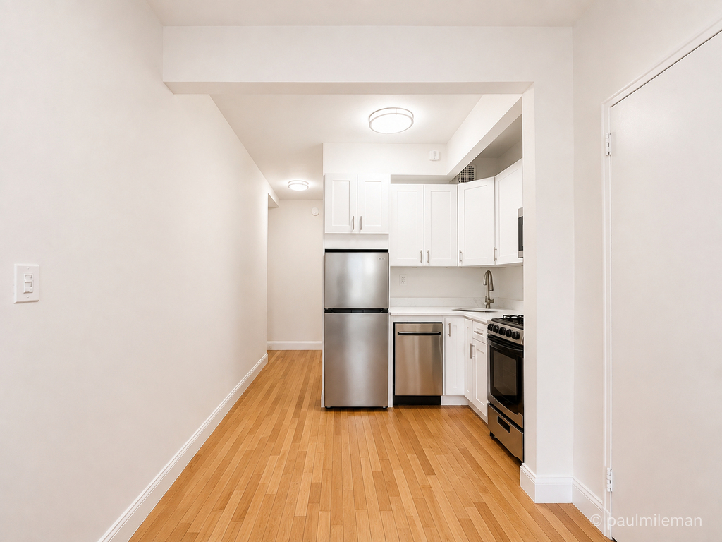 East 10th Street - Photo 3