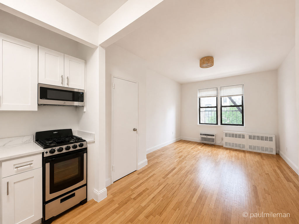 East 10th Street - Photo 0