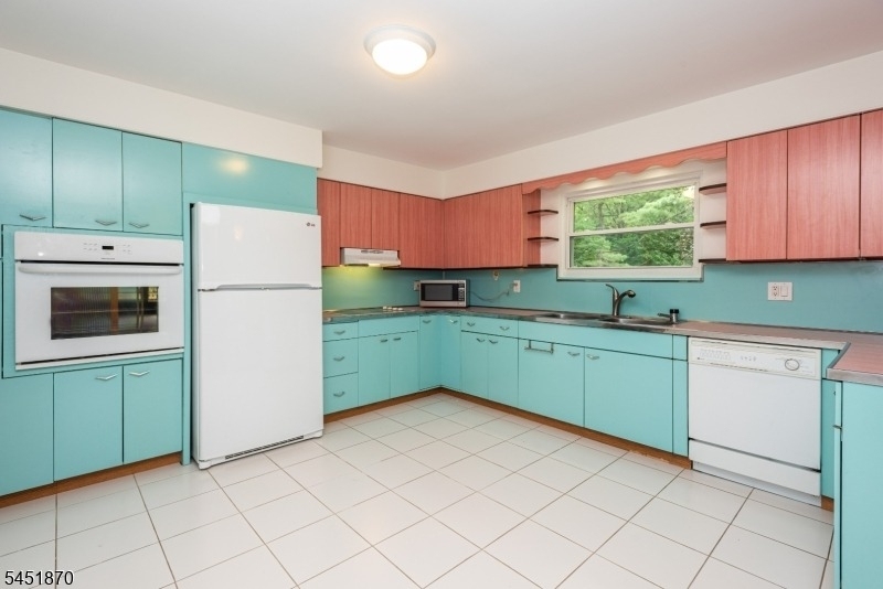 681 Easton Ave - Photo 5