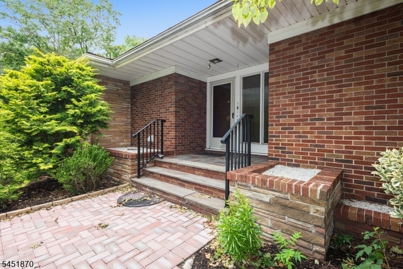 681 Easton Ave - Photo 0