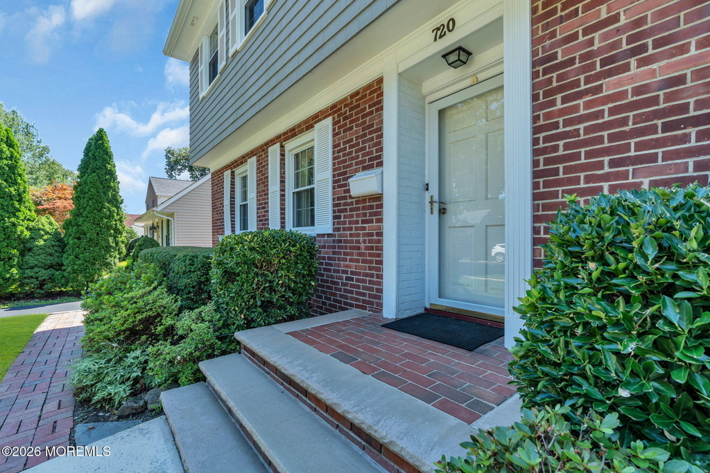 720 Crescent Place - Photo 2