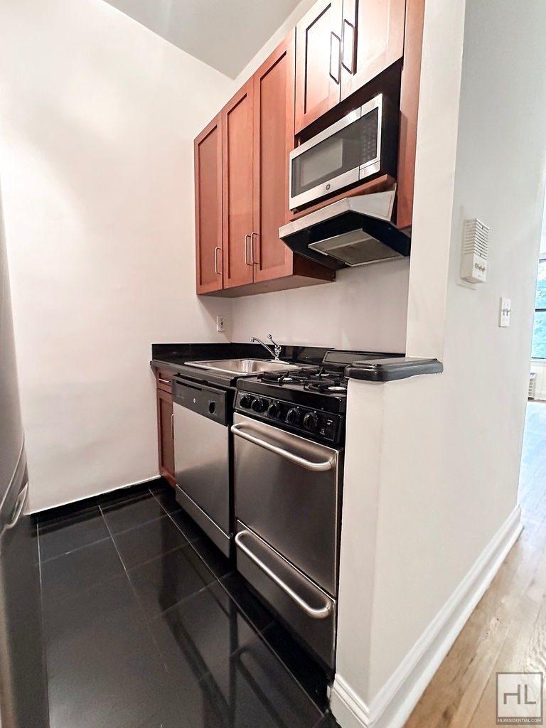 East 83 Street - Photo 4