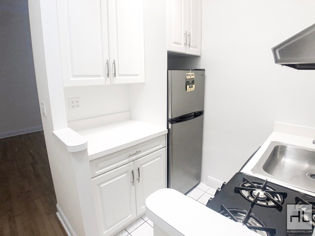 East 83 Street - Photo 5