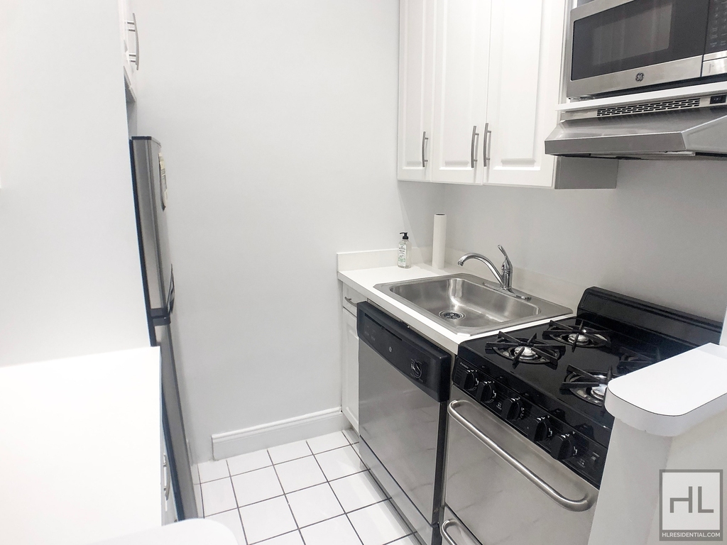 East 83 Street - Photo 4