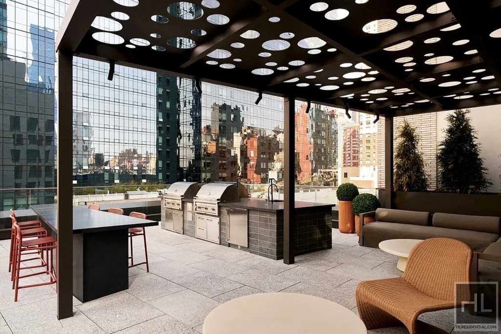 10th Avenue - Photo 11
