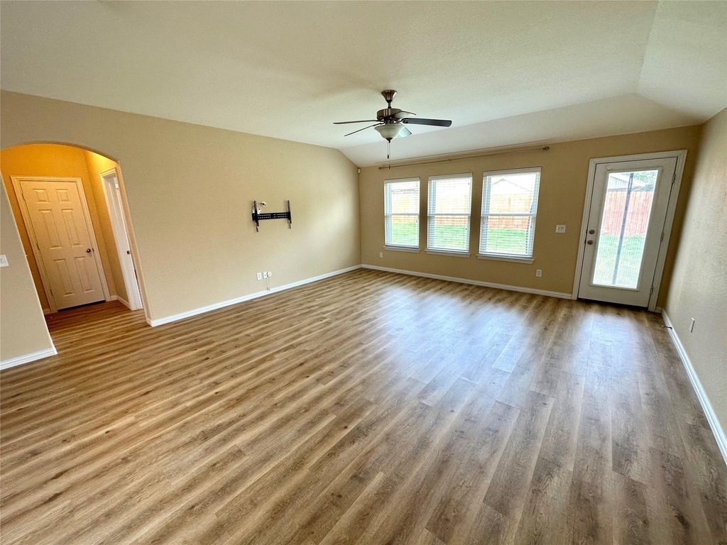 221 Creekwood Drive - Photo 4