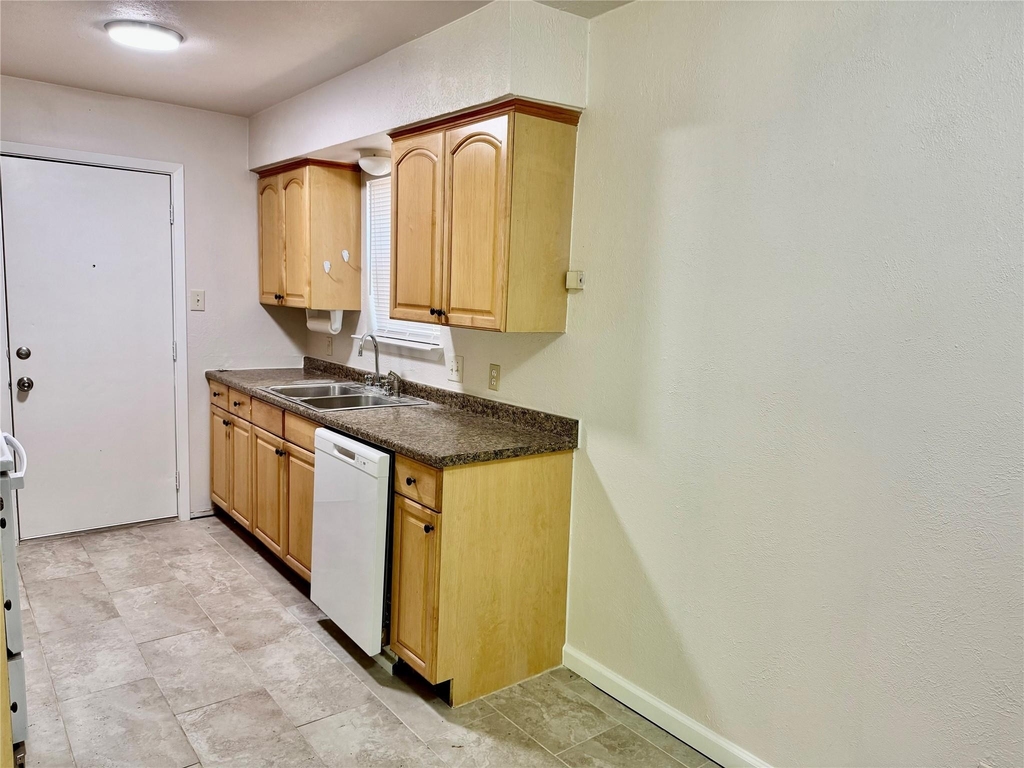 2207 Clover Park Drive - Photo 5