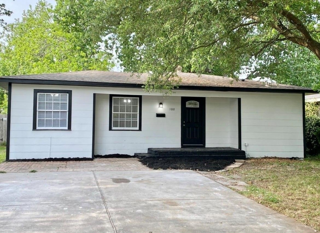 100 17th Avenue N - Photo 1