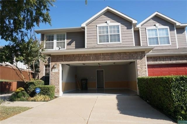 917 Avondale Lane - Photo 0