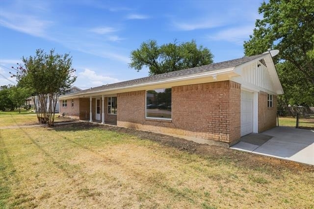 302 W 4th Street - Photo 2
